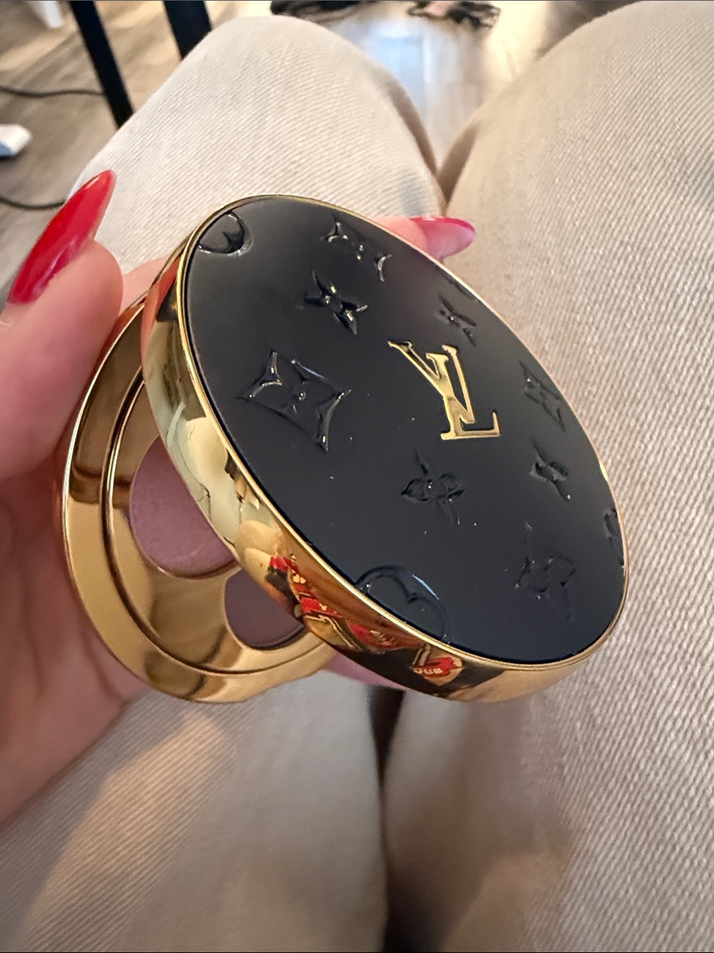 Louis Vuitton Rose & Mauve Eyeshadow Quad in Gold Compact - Picture 3 of 4